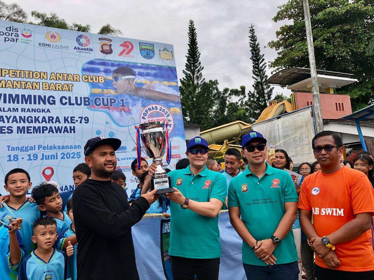 Pontianak Juara Umum Kejuaraan Swimming Competition 2025