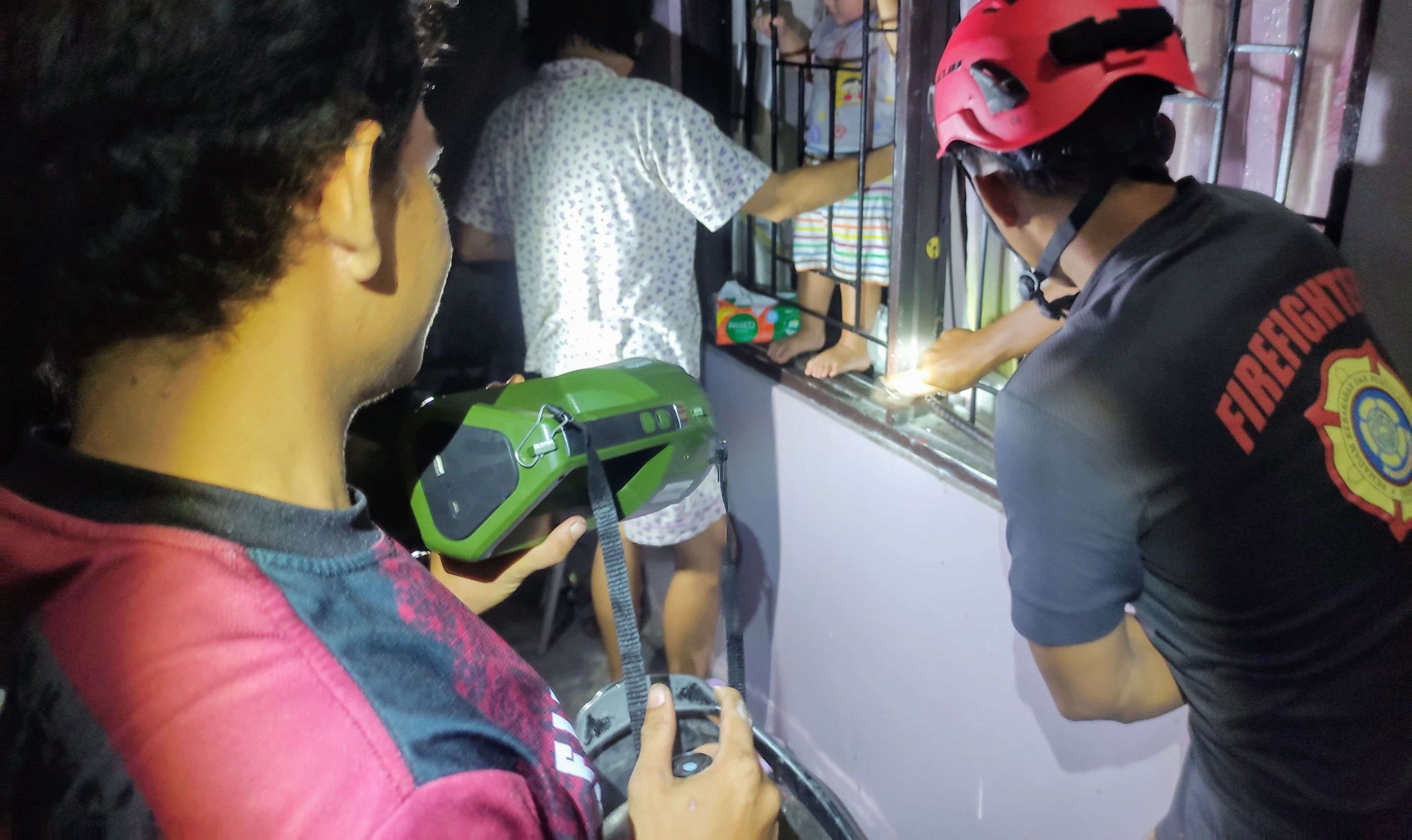 Rescue Damkar Selamatkan Balita Terkunci di Kamar